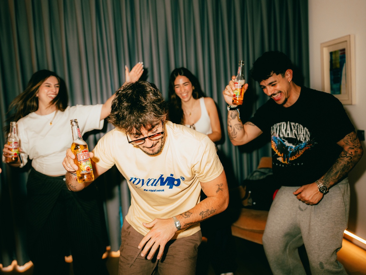 Jóvenes bailando en una fiesta